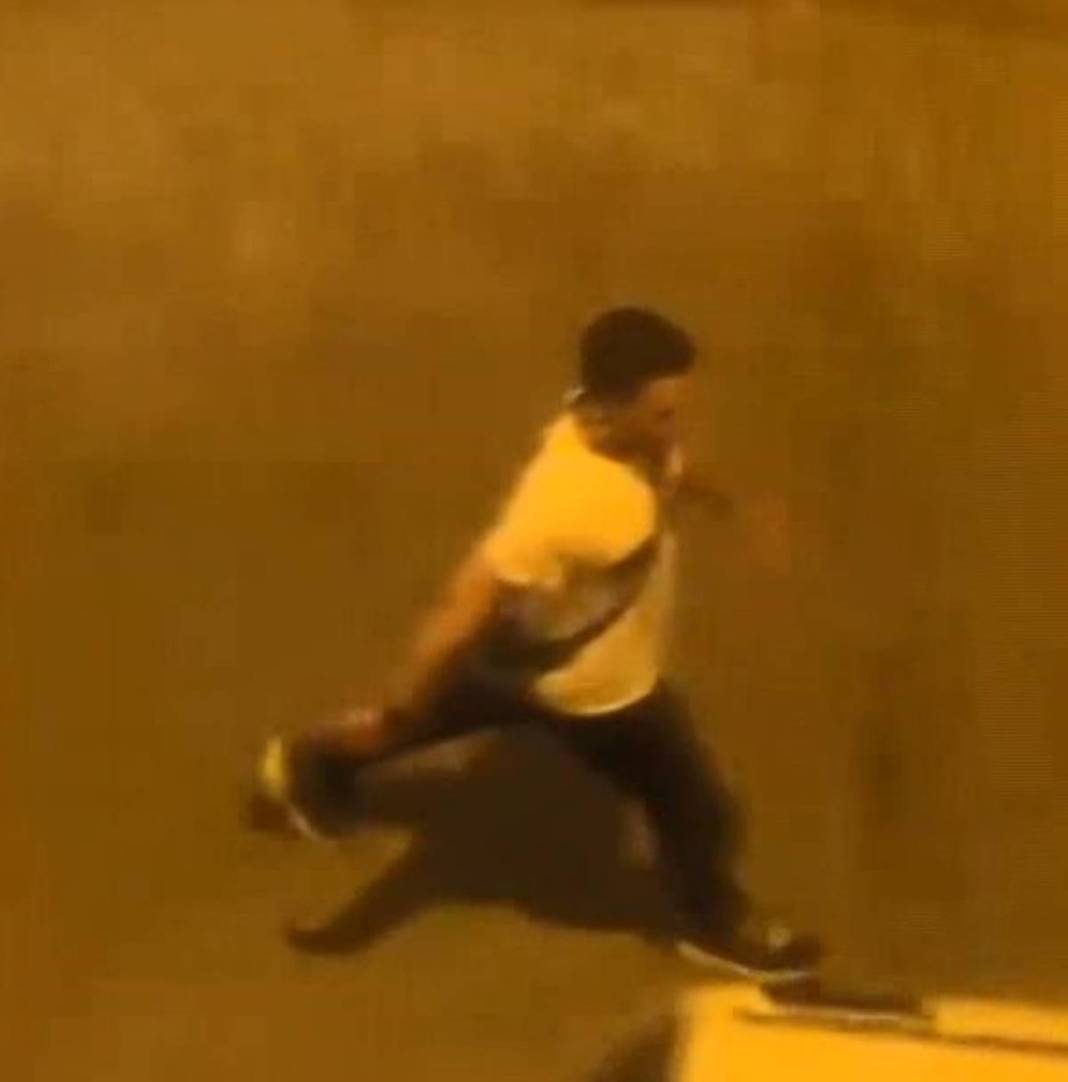 Kaza yapan gençlerin yanına gidince felaketi yaşadı! Şoke eden anlar anbean kaydedildi 6